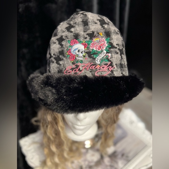 ☠️? Ed Hardy Faux Fur Winter Bucket Hat with a faux-fur brim.☠️?NWT main image 4
